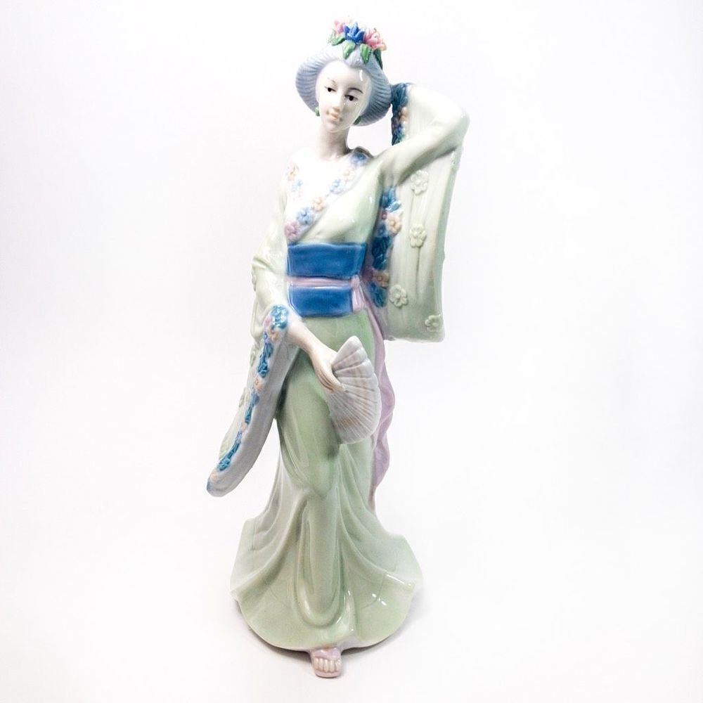 Fine Porcelain Japanese Geisha Statuette in Pastels